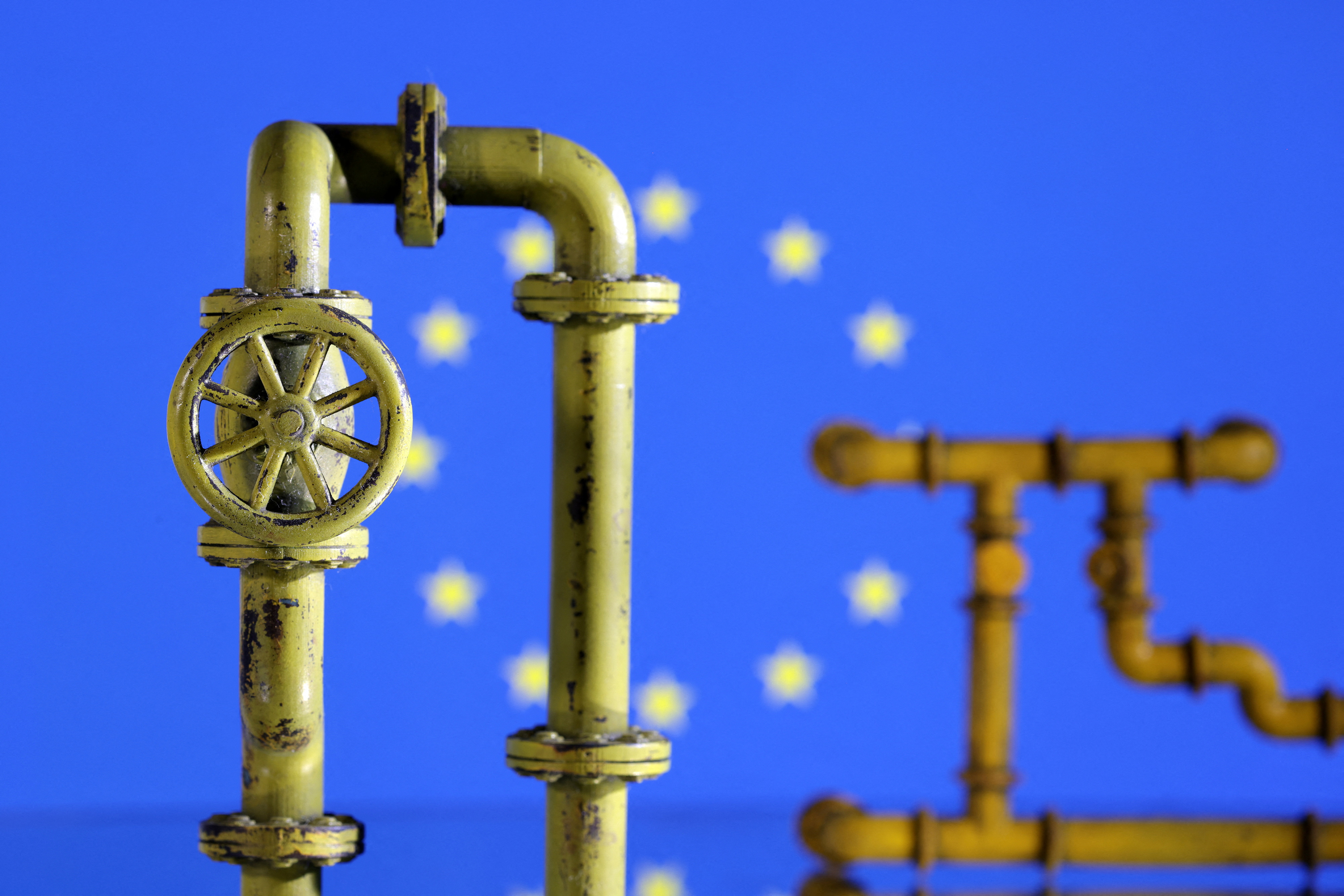 European Natural Gas Futures Edge Down